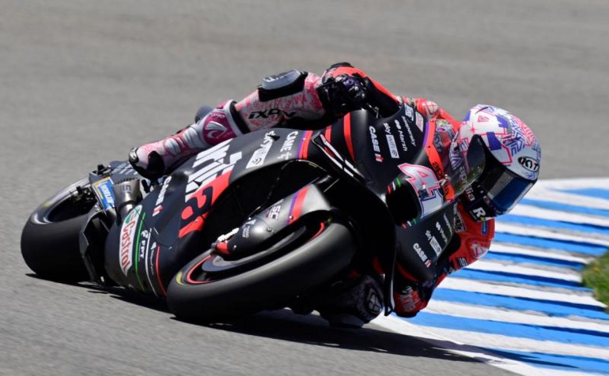 El piloto catalán Aleix Espargaró a lomos de su Aprilia. 