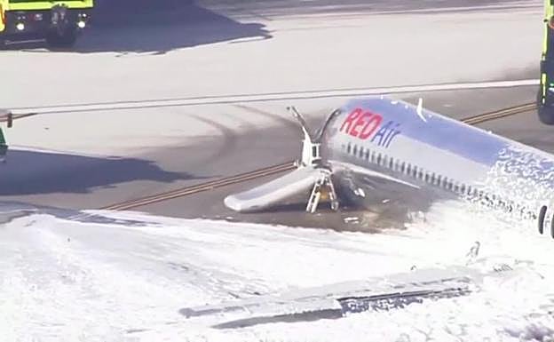 Imagen del avión tras aterrizar de emergencia.