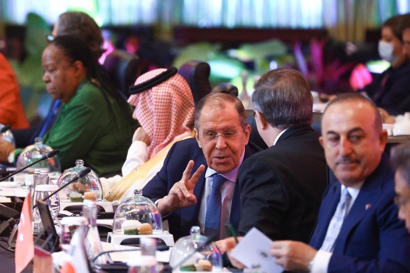 Serguéi Lavrov conversa con el canciller mexicano durante la reunión del G20 de Bali en la que se ha roto por primera vez el boicot a Rusia en eventos internacionales 