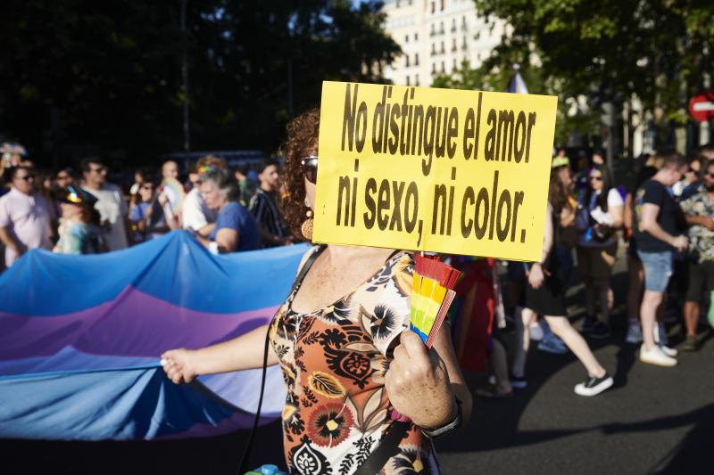 Una mujer porta una pancarta durante la marcha. 