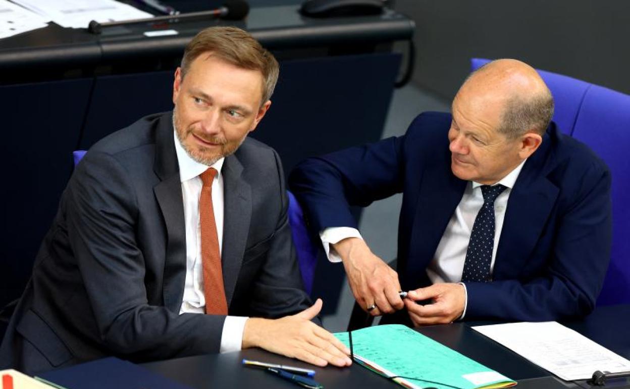 El ministro de Finanzas, Christian Lindner, en una imagen de archivo con el canciller alemán, Olaf Scholz, uno de los invitados a su boda.