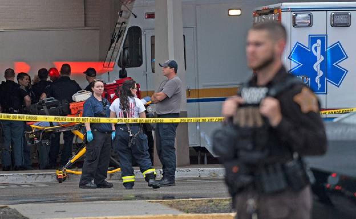 Personal sanitario reunido en el centro comercial de Greenwood