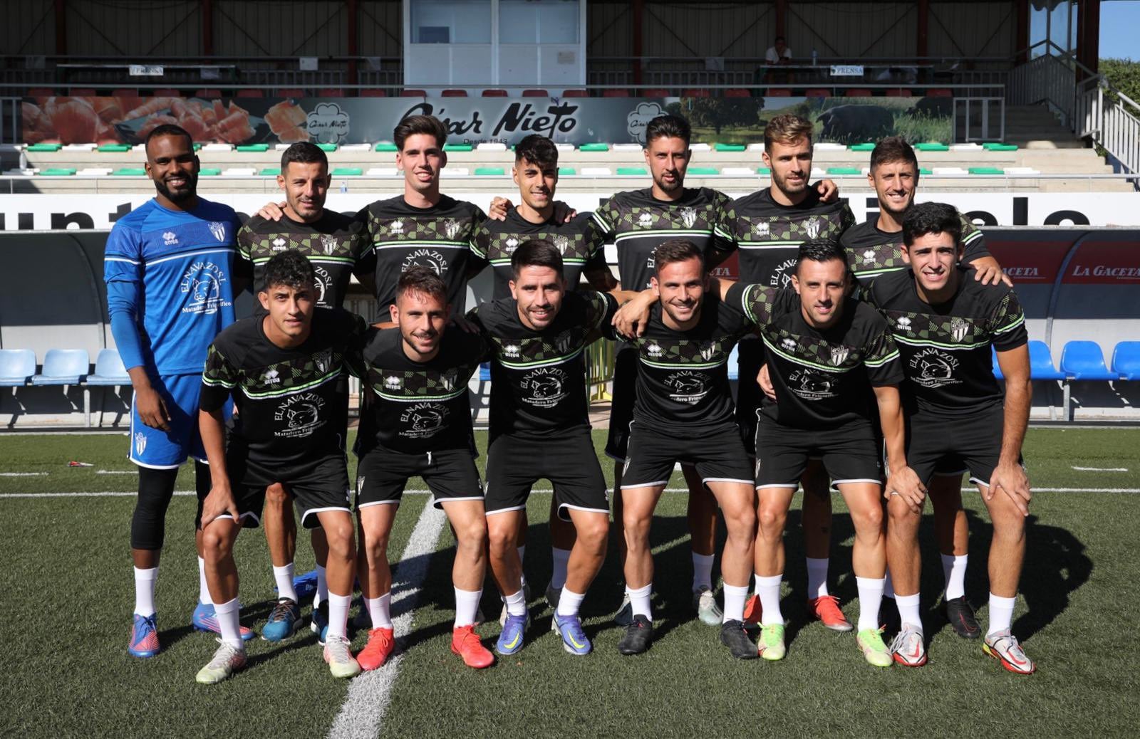 Imagen principal - Renovados, fichajes y una acción del primer entrenamiento. 
