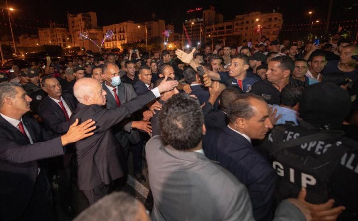 El presidente tunecino, Kais Saied, celebra con sus seguidores la victoria del sí' en el referéndum.