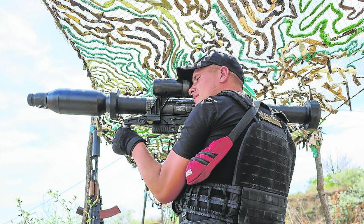 Un militar ucraniano apunta con un lanzacohetes alemán hacia las posiciones rusas en el frente de batalla próximo a Odesa.