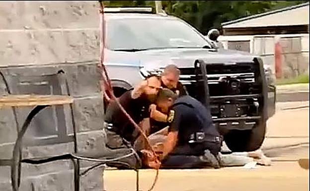 Fotograma del vídeo en el que se ve a los agentes golpeando al detenido, de 27 años