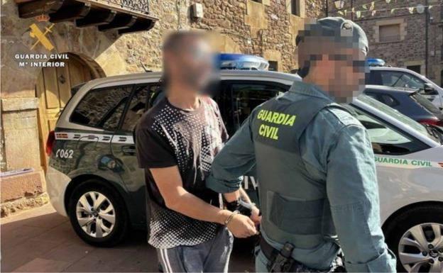 Uno de los detenidos, durante un registro con agentes de la Guardia Civil.