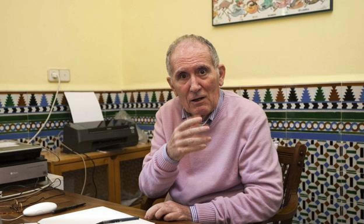 Martín Morales posa en su estudio durante una entrevista con IDEAL tras el grave accidente que sufrió en su finca de Carataunas.