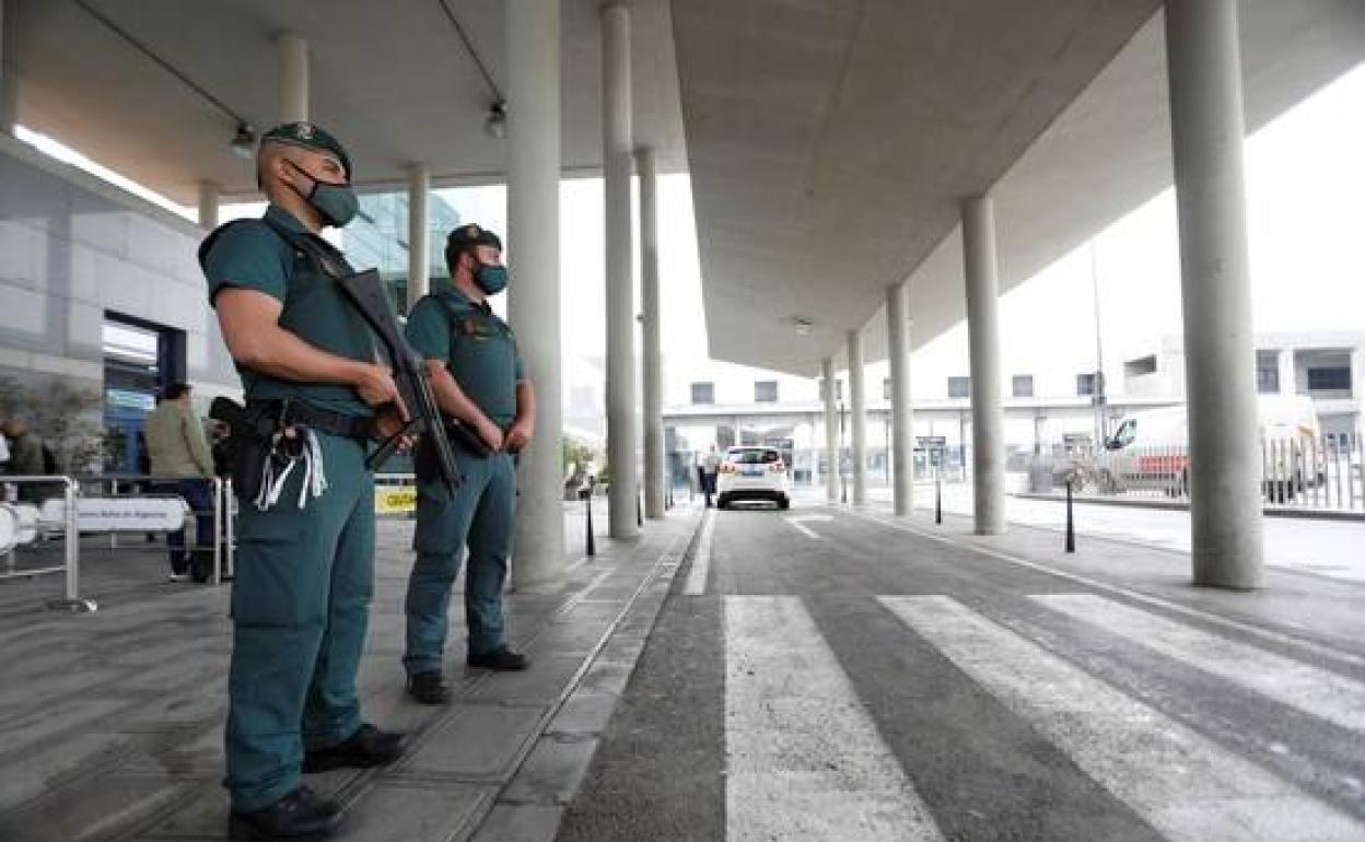 Agentes de la Guardia Civil vigilan la entrada a la estación marítima del puerto de Algeciras (Cádiz).