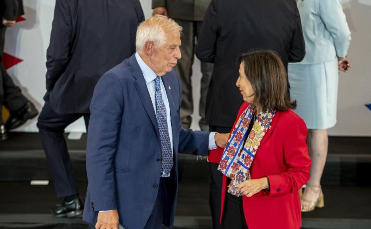 El jefe de la diplomacia europea, Josep Borrell, junto con la ministra española de Exteriores, Margarita Robles
