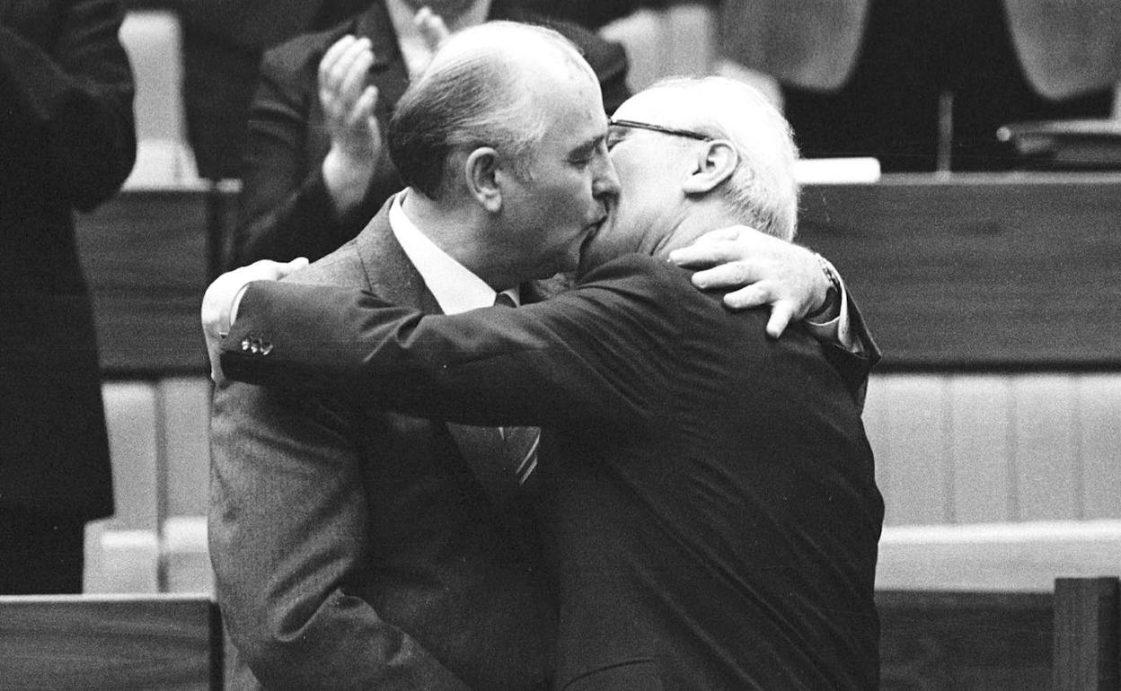 Gorbachov besa al líder de la RDA, Erich Honecker, tras ser reelegido éste como secretario general del Partido Comunista de la RDA en 1986.