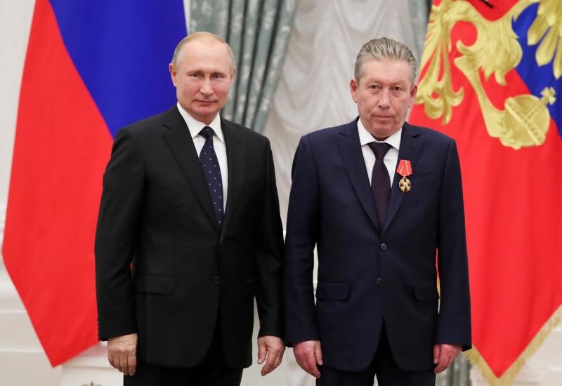 Vladímir Putin y Ravil Maganov posan en un acto oficial celebrado en noviembre de 2019 en el Kremlin