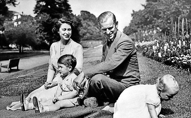 Con su marido y sus hijos Carlos y Ana en 1952.