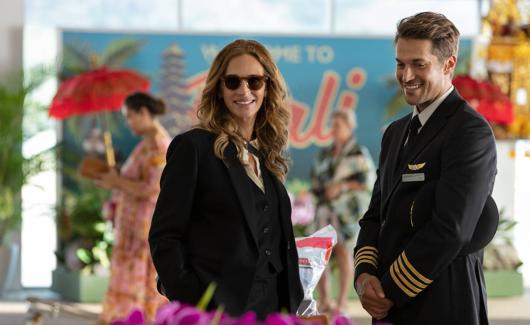 Julia Roberts y Lucas Bravo en 'Viaje al paraíso'.