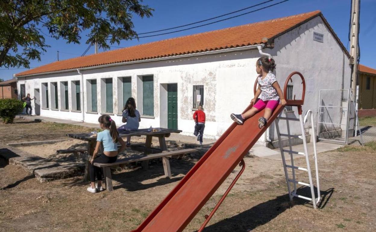 La escuela de la localidad de Villar de Peralonso abre su escuela tras varios años cerrada por falta de niños. 