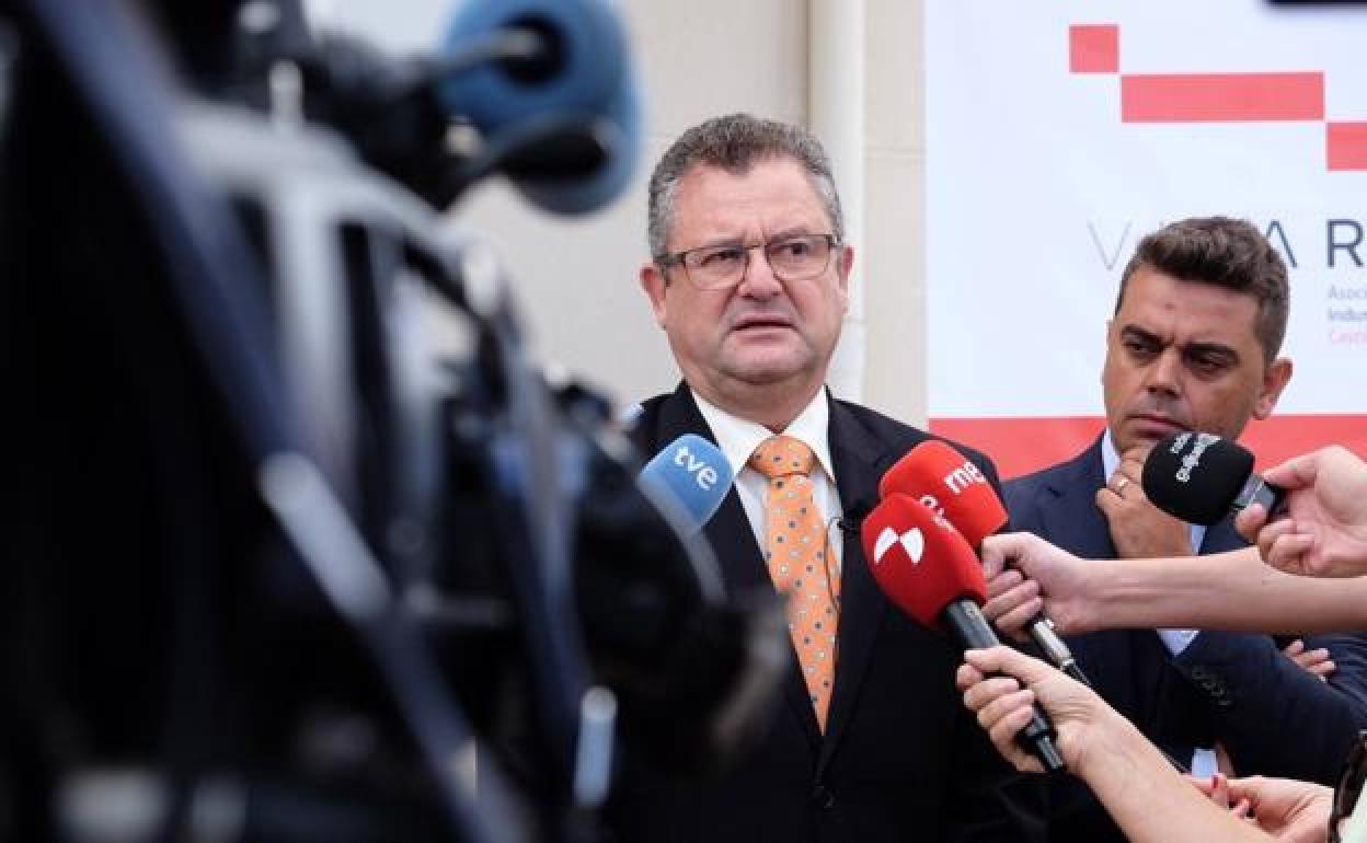 El consejero de Agricultura, Ganadería y Desarrollo Rural, Gerardo Dueñas, atiende a los medios. 