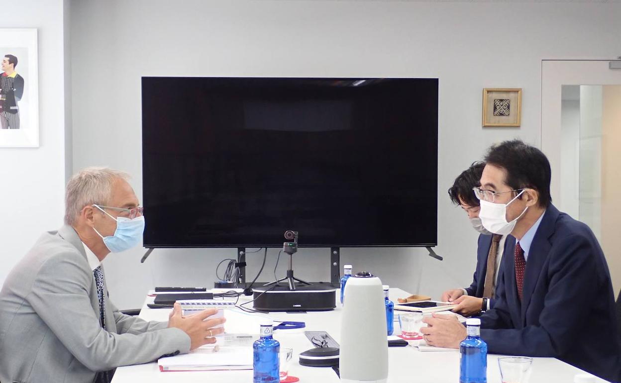 El recoter conversa con el presidente de la Universidad de Kanagawa