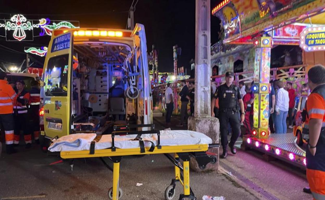 Una ambulancia junto a la atracción en la que se produjo el accidente.