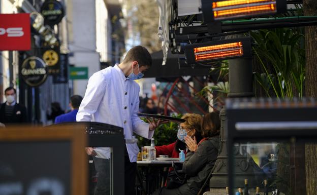 Un camarero en una terraza de Madrid. 