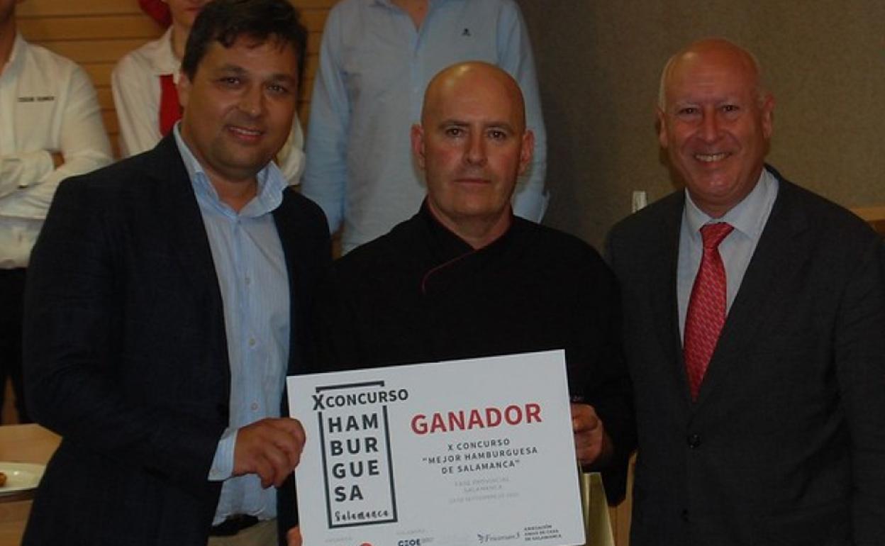 Manuel Mesón, con el diploma de ganador.