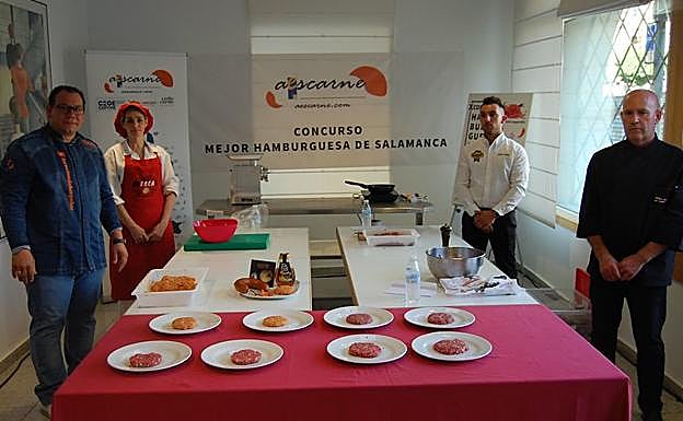 Los cuatro finalistas durante la elaboración de la hamburguesa