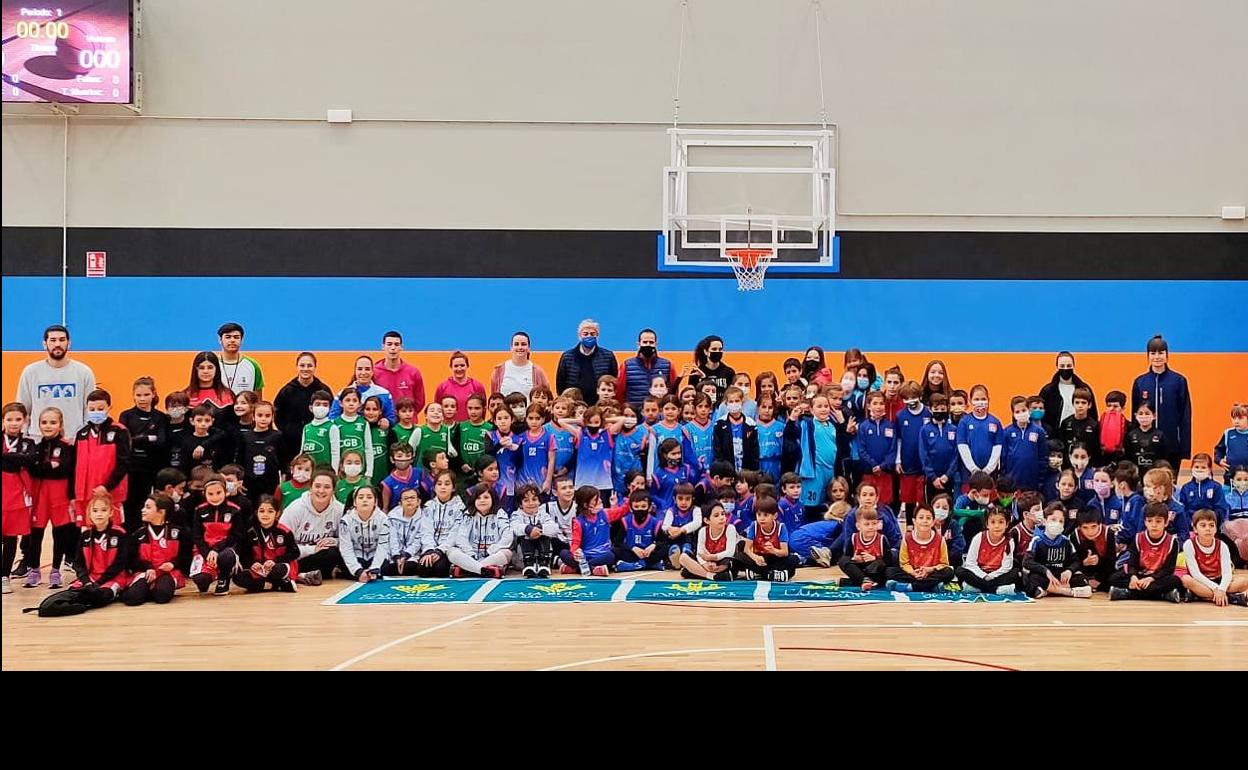 Participantes en una jornada del Pequebasket del curso pasado. 