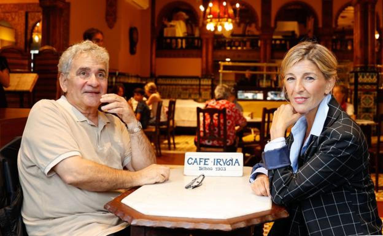 Bernardo Atxaga y Yolanda Díaz, durante la reunión que mantuvieron en el café Iruña de Bilbao.