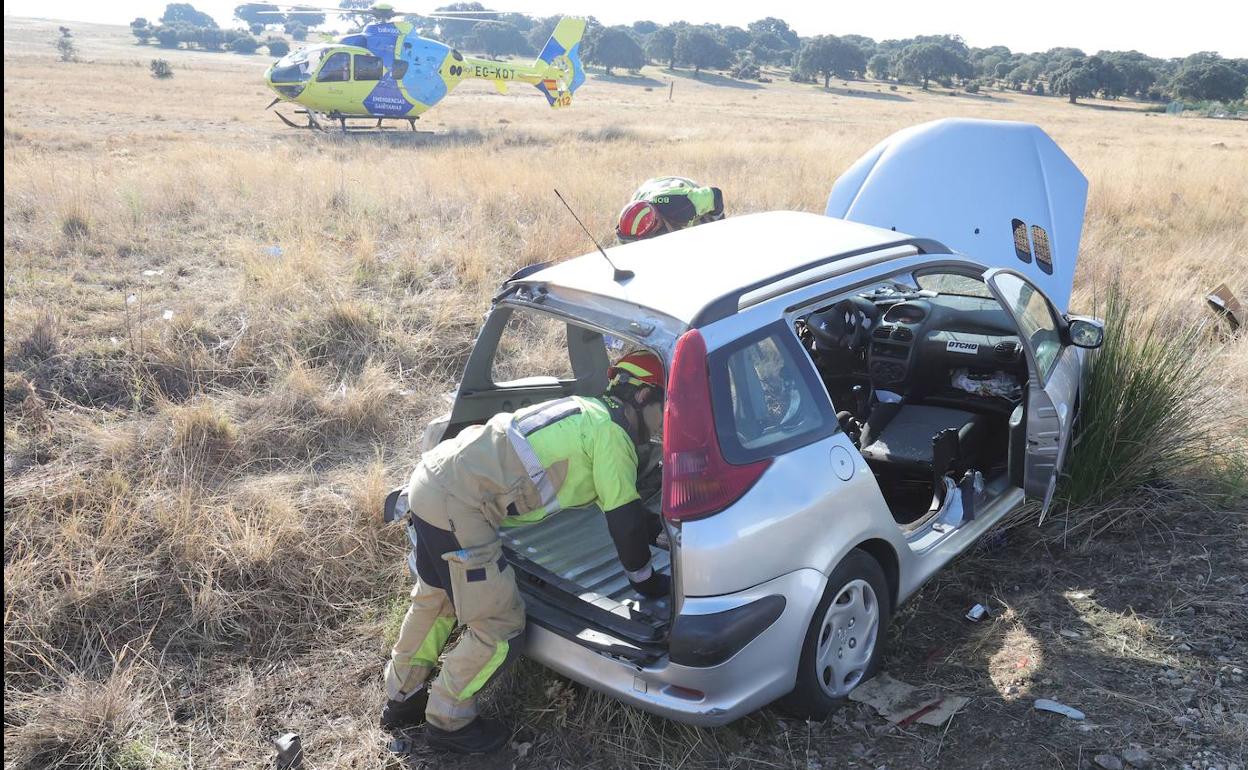 Los bomberos inspeccionan el vehículo.