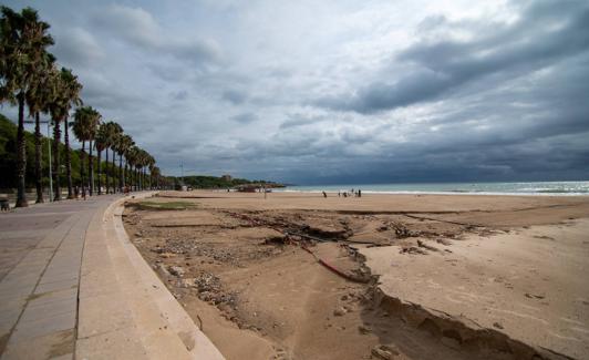 Esado en el que quedó una de las playas de Tarragona tras las tormentas del viernes y el sábado.