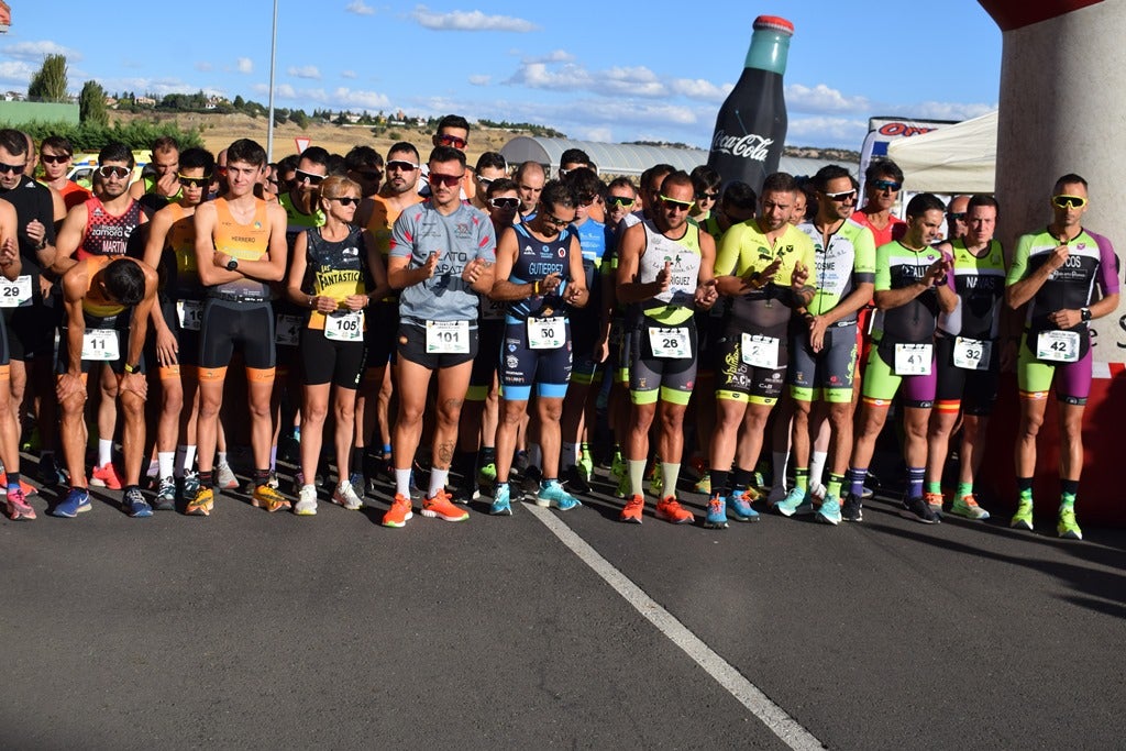 Imagen principal - Óscar Herrero y Ester Rodríguez levantan el VI Duatlón Cross de Carbajosa