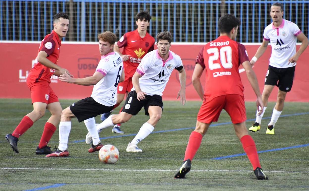 Peli y Amaro, ante Sergio, de la UD Santa Marta. 