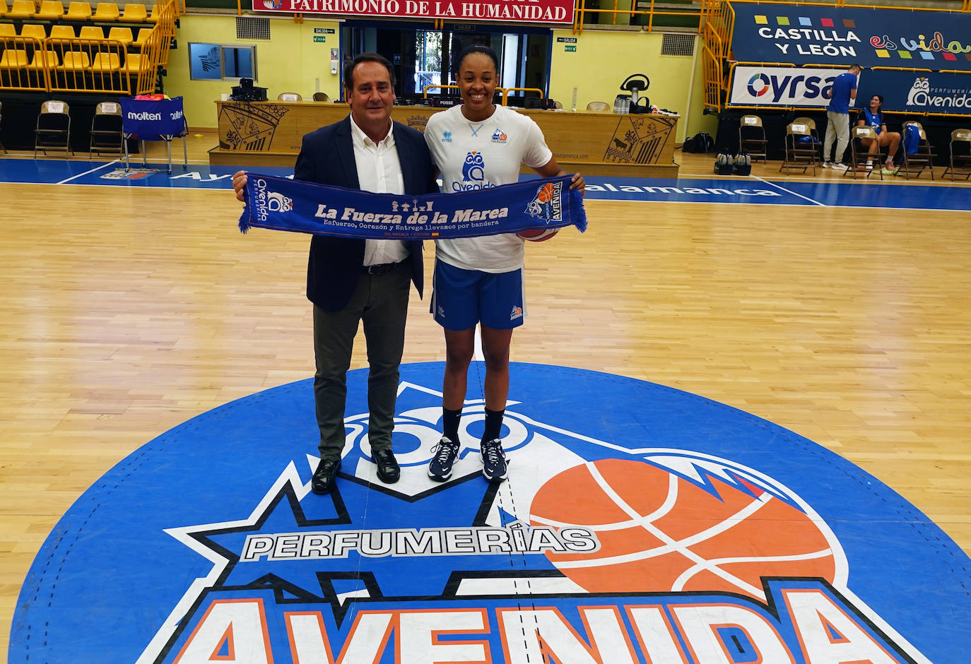 El presidente Jorge Recio posa con Erica McCall en Würzburg. 