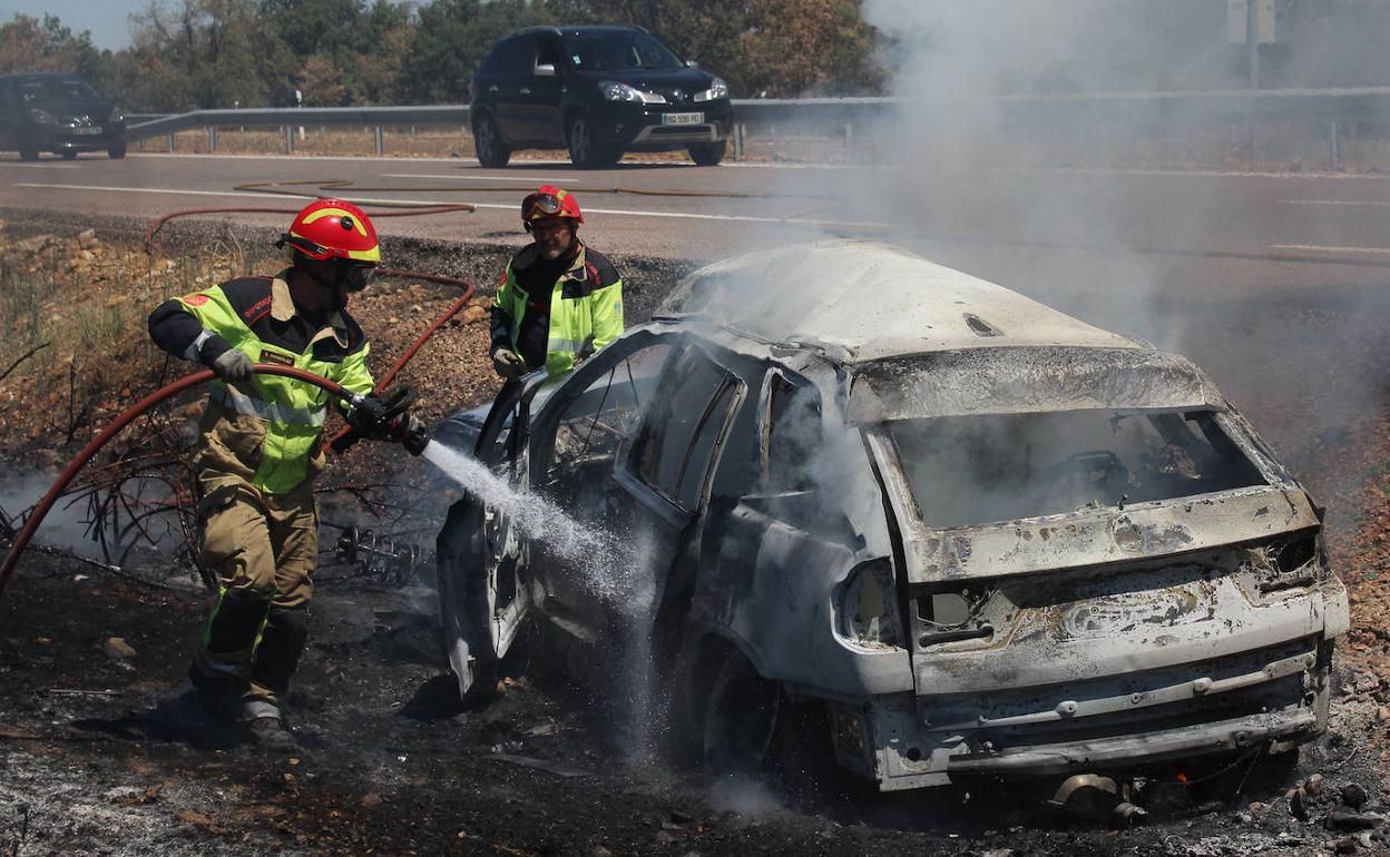 Coche ardiendo tras un accidente en las carreteras de Salamanca.