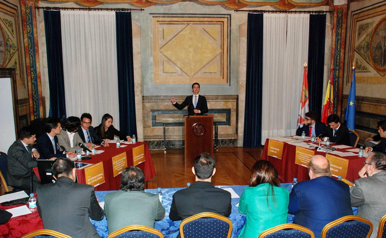 Estudiantes durante la celebración de un debate. 