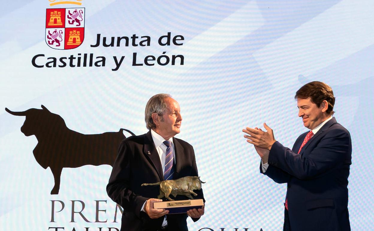 El presidente de la Junta de Castilla y León, Alfonso Fernández Mañueco, entrega el Premio Tauromaquia 2021 de Castilla y León al Bolsín Taurino Mirobrigense. 