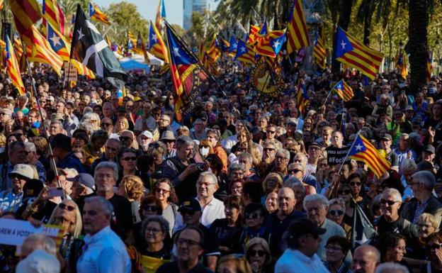 Imagen principal - Puigdemont empuja a Junts a salir del Govern en el quinto aniversario del 1-O