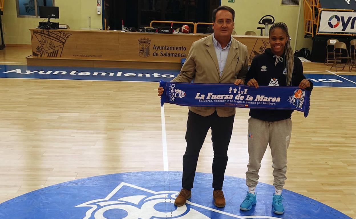 Moriah Jefferson, junto al presidente Jorge Recio. 