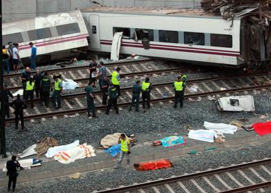 Imagen secundaria 1 - El Alvia accidentado en Angrois.