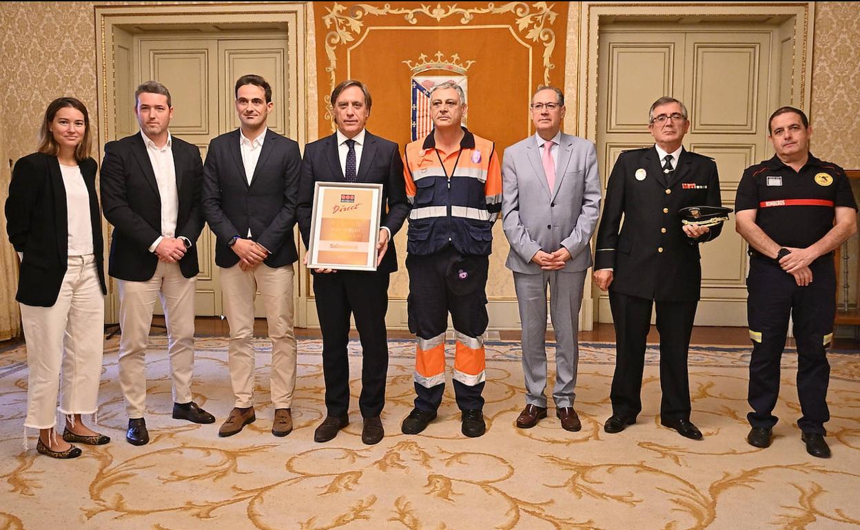 Carlos García Carbayo, con la placa en la mano, durante el acto de reconocimiento de Securitas Direct. 