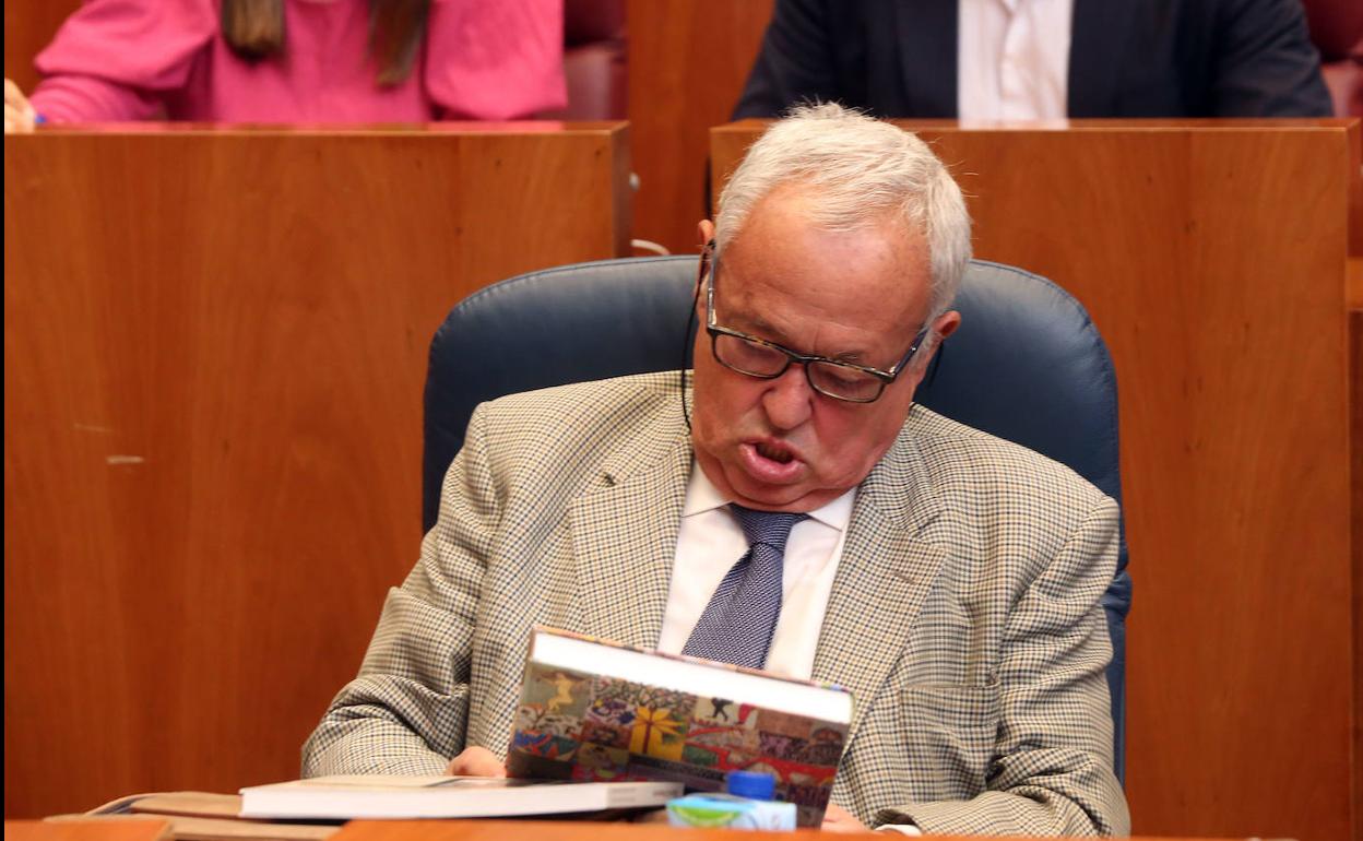Gonzalo Santonja, en el pleno de las Cortes. 