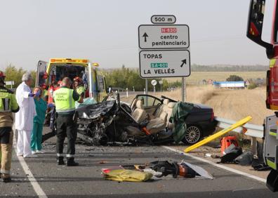 Imagen secundaria 1 - Estado en el que ha quedado el coche accidentado tras el choque y la intervención de los Bomberos. 