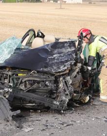 Imagen secundaria 2 - Estado en el que ha quedado el coche accidentado tras el choque y la intervención de los Bomberos. 