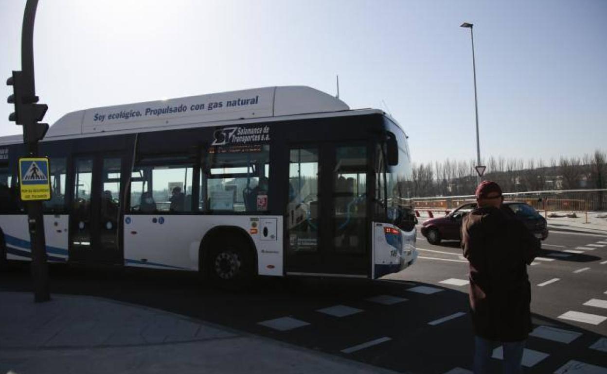 Un bus urbano frente al nuevo Hospital Clínico. 