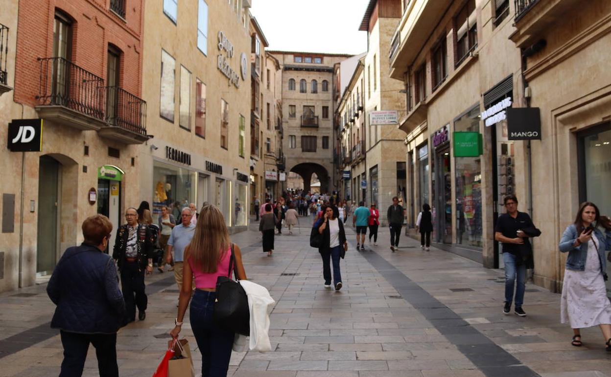 Tiendas en la calle Toro, en Salamanca.