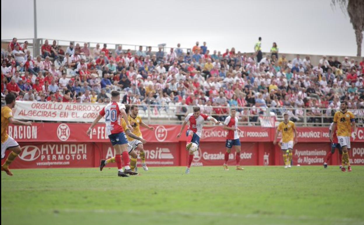 Un lance del partido en la localidad gaditana.