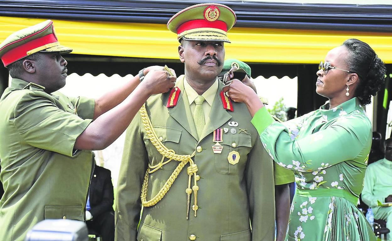 Muhoozi Kainerugaba, junto a su esposa, Charlotte Nakunda, en la imposición de su cuarta estrella como general del Ejército de Uganda. 