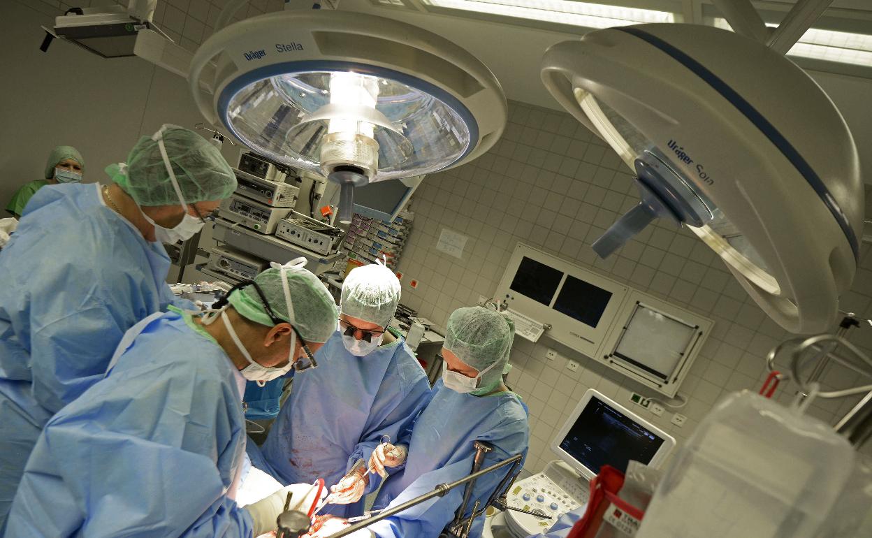Intervención de un paciente en un quirófano.