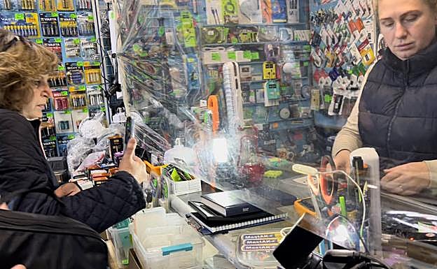 En la tienda conocida como Radio Market no para de llegar gente. 