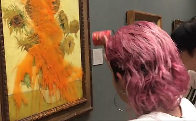 Momento en que dos activistas han arrojado sopa de tomate sobre 'Los girasoles'
