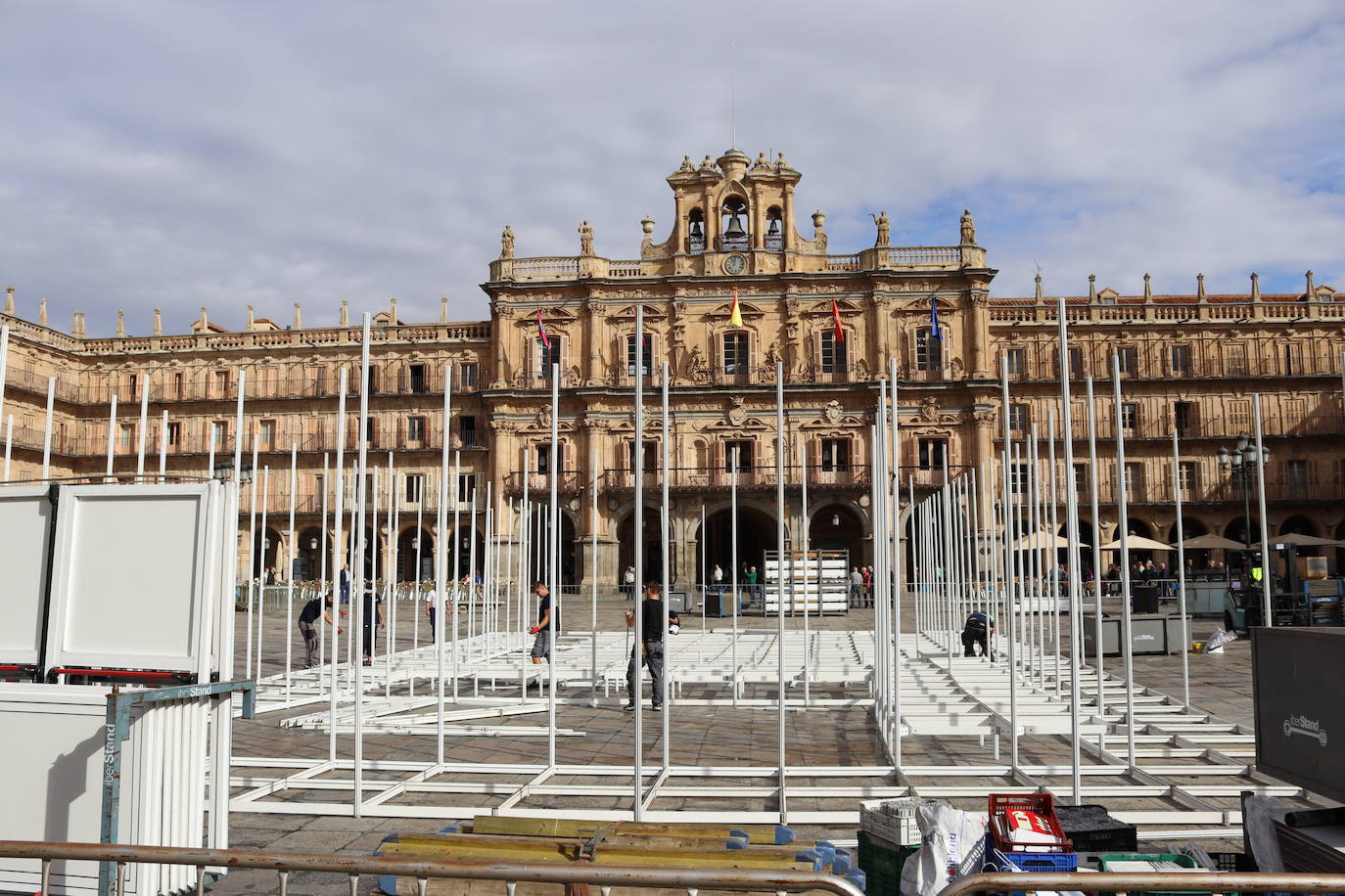 Fotos: Montaje de la Feria del Libro Antiguo y de Ocasión